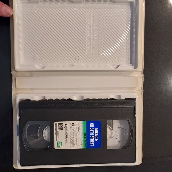 Miracle on 34 th st VHS - Picture 4 of 4